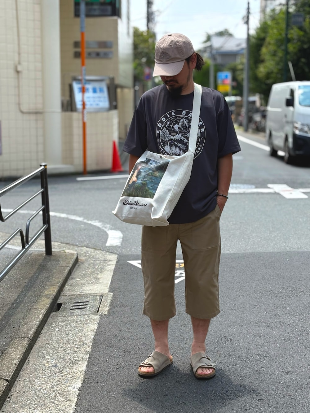 ホワイト系のトートバッグ、グレー系のTシャツ/カットソー、ベージュ系のその他パンツを着用したメンズの夏コーディネートの1枚目の写真