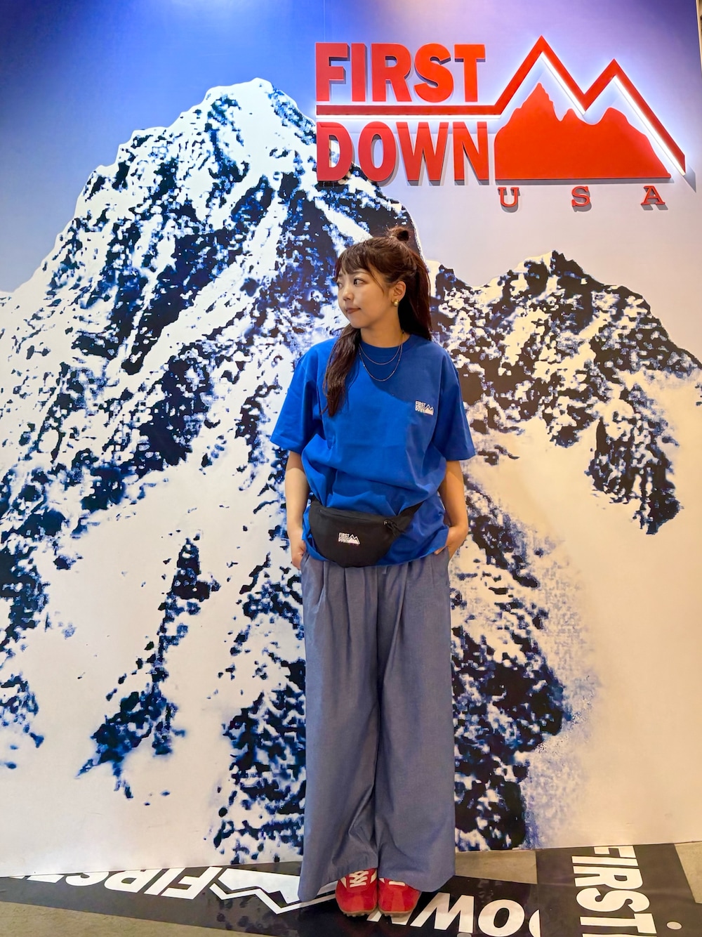 ブルー系のTシャツ/カットソー、ブラック系のボディバッグ/ウエストポーチを着用したレディースの夏コーディネートの1枚目の写真