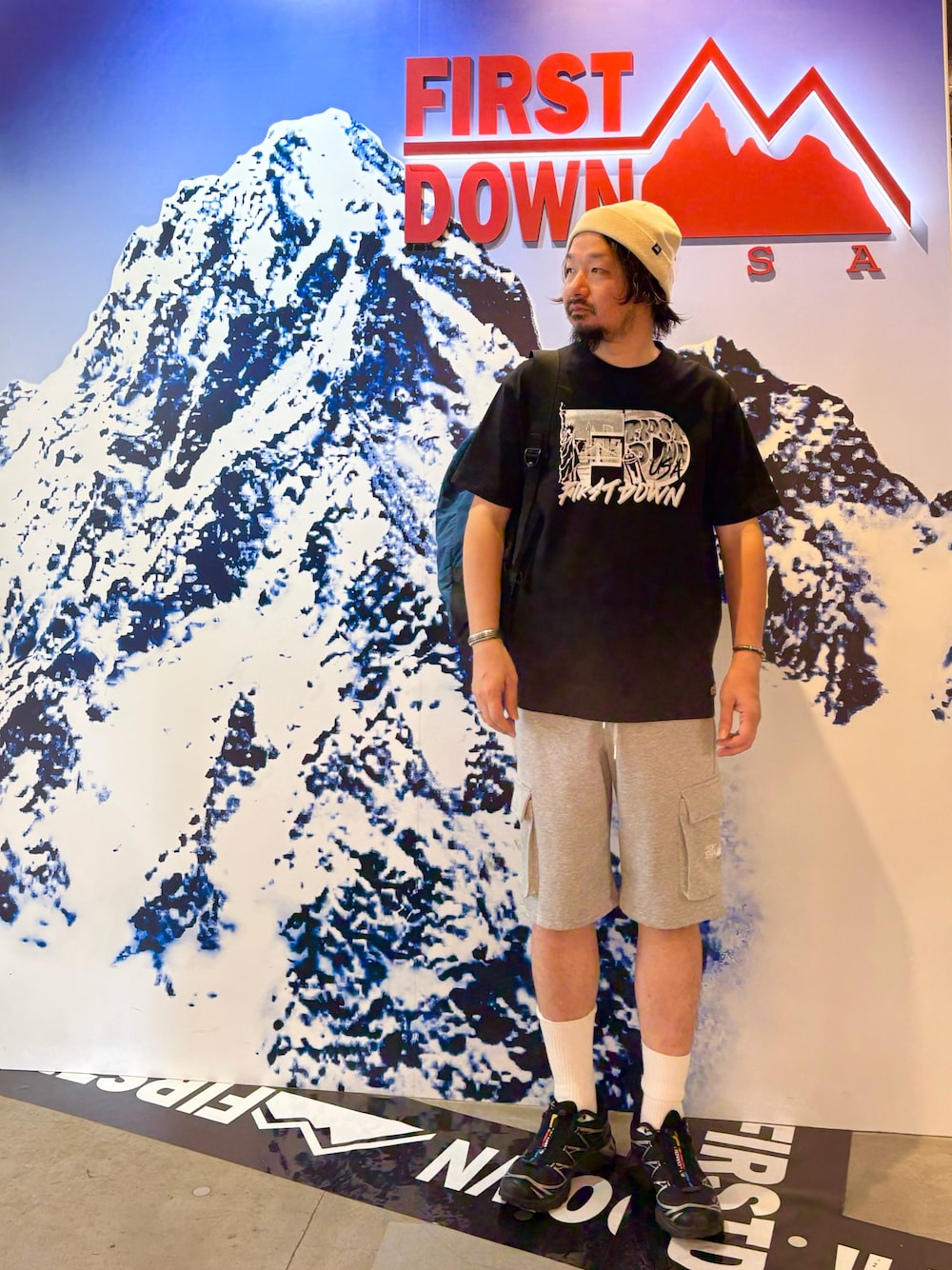 グレー系のその他パンツ、ブラック系のTシャツ/カットソー、ブルー系のバックパック/リュックを着用したメンズの夏コーディネートの1枚目の写真