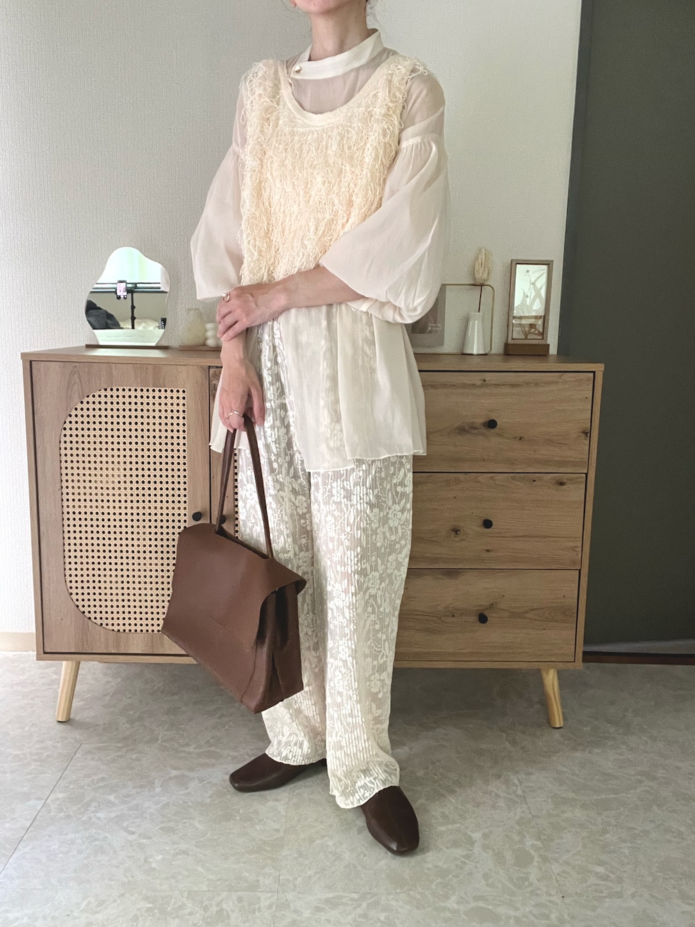 ホワイト系のベスト、ブラウン系のショルダーバッグ、その他のその他を着用したレディースの夏コーディネートの1枚目の写真