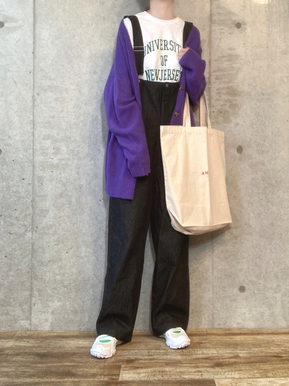 パープル系のカーディガン/ボレロ、ホワイト系のTシャツ/カットソー、ブラック系のサロペット/オーバーオールを着用したレディースの秋コーディネートの1枚目の写真
