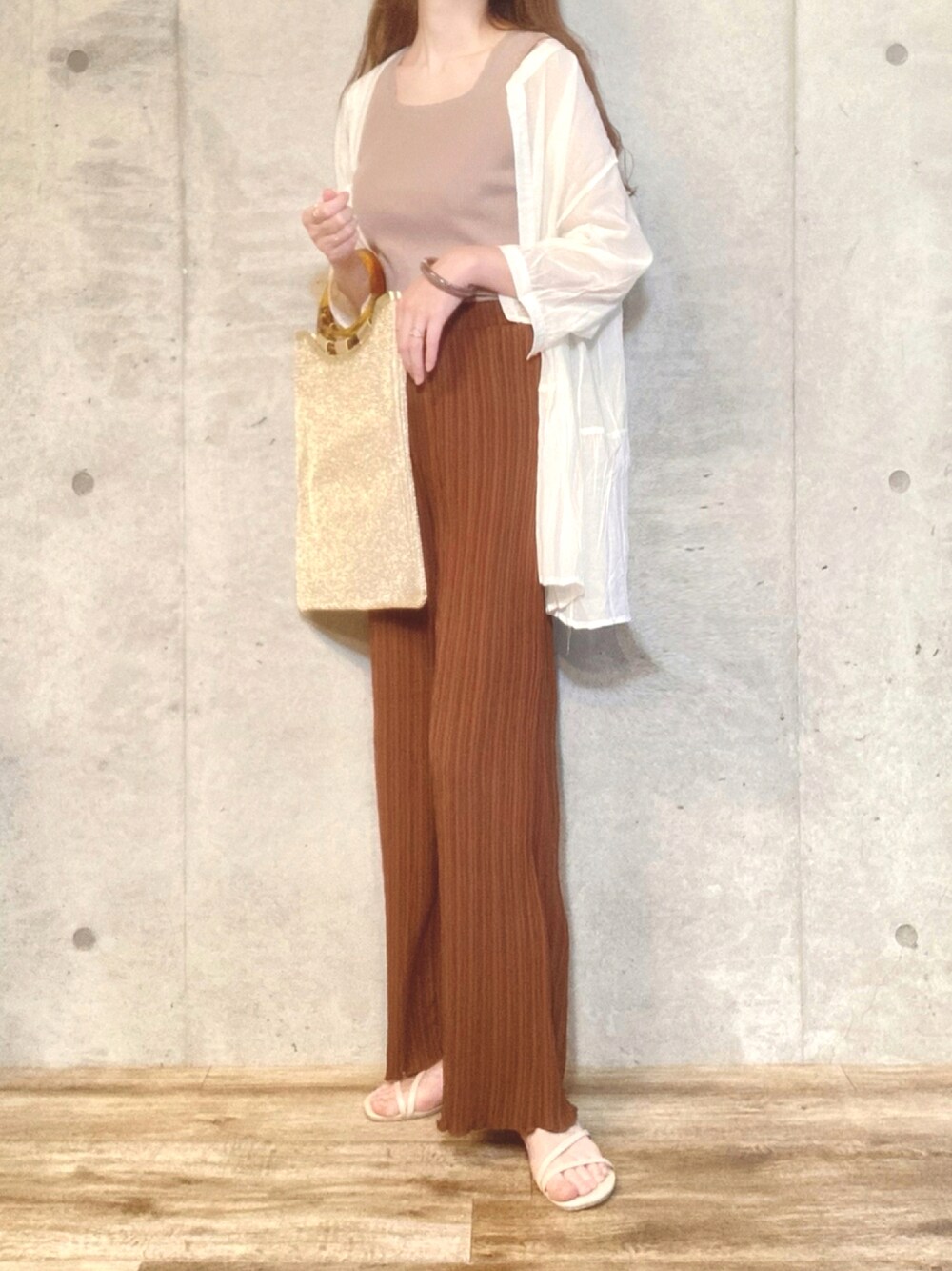 ホワイト系のシャツ/ブラウス、ゴールド系のハンドバッグ、ブラウン系のその他パンツを着用したレディースの夏コーディネートの1枚目の写真
