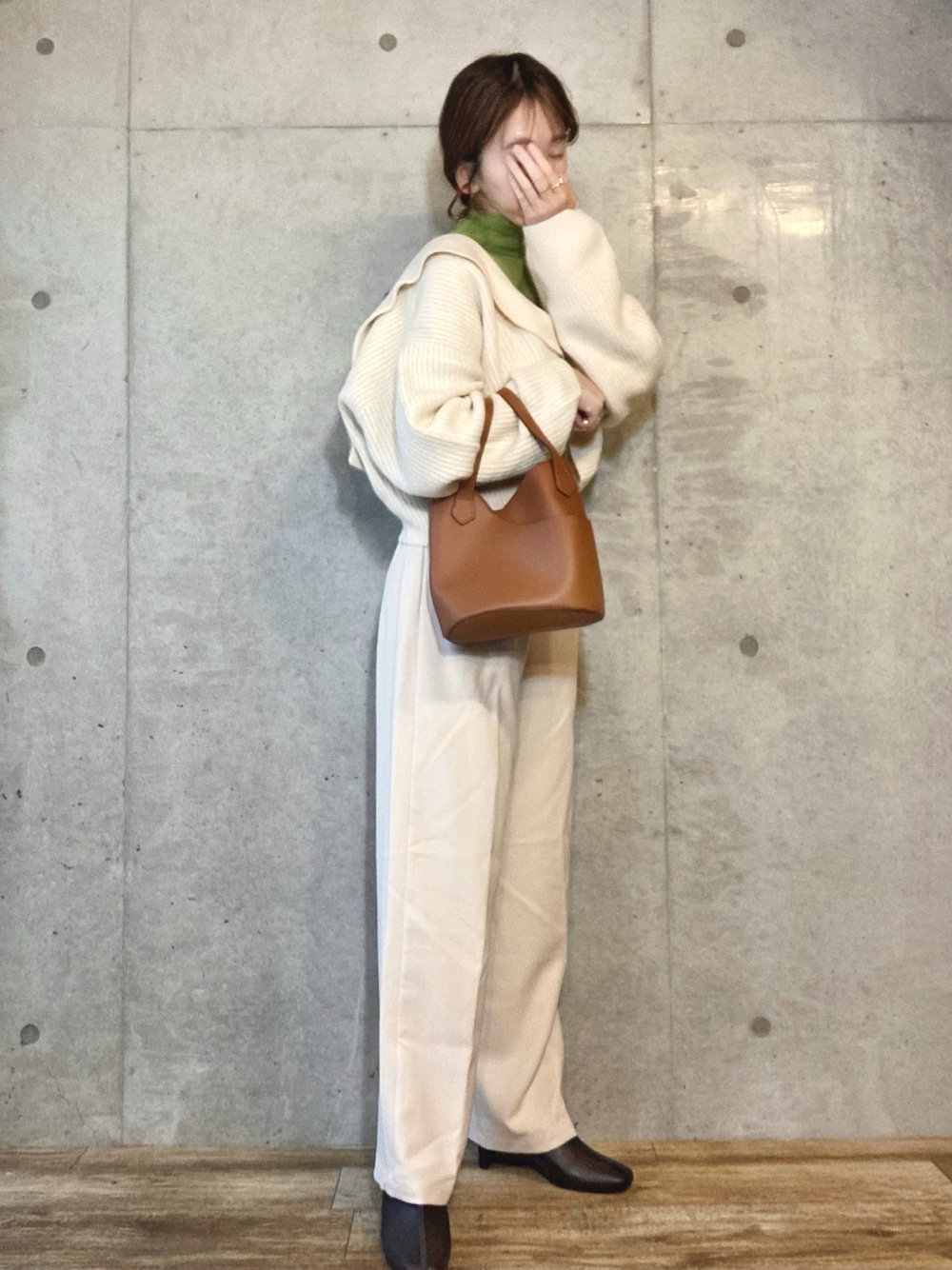 ホワイト系のカーディガン/ボレロ、グリーン系のTシャツ/カットソー、ブラウン系のショルダーバッグを着用したレディースの春コーディネートの1枚目の写真