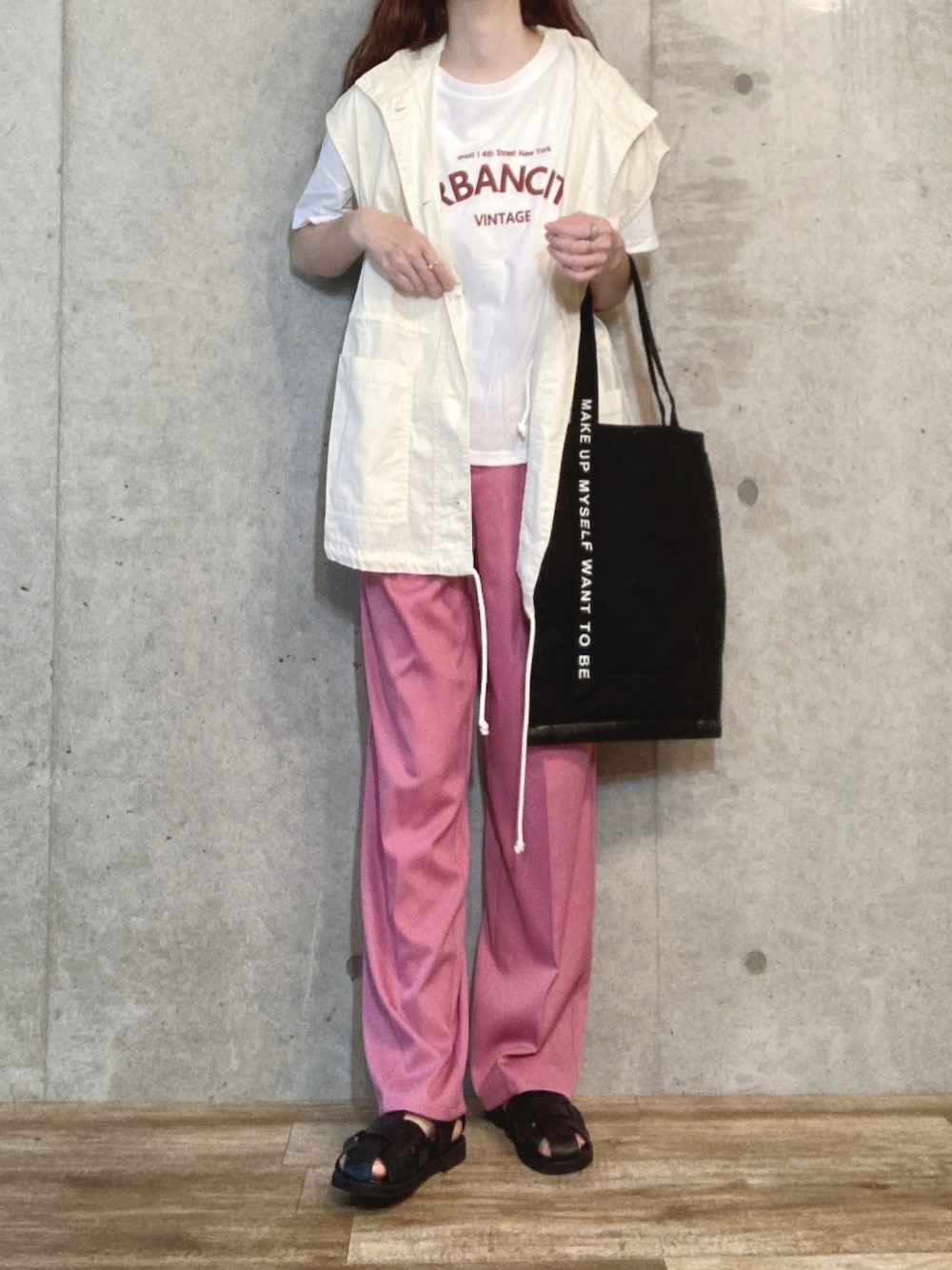 ホワイト系のベスト、ホワイト系のTシャツ/カットソー、ブラック系のトートバッグを着用したレディースの夏コーディネートの1枚目の写真