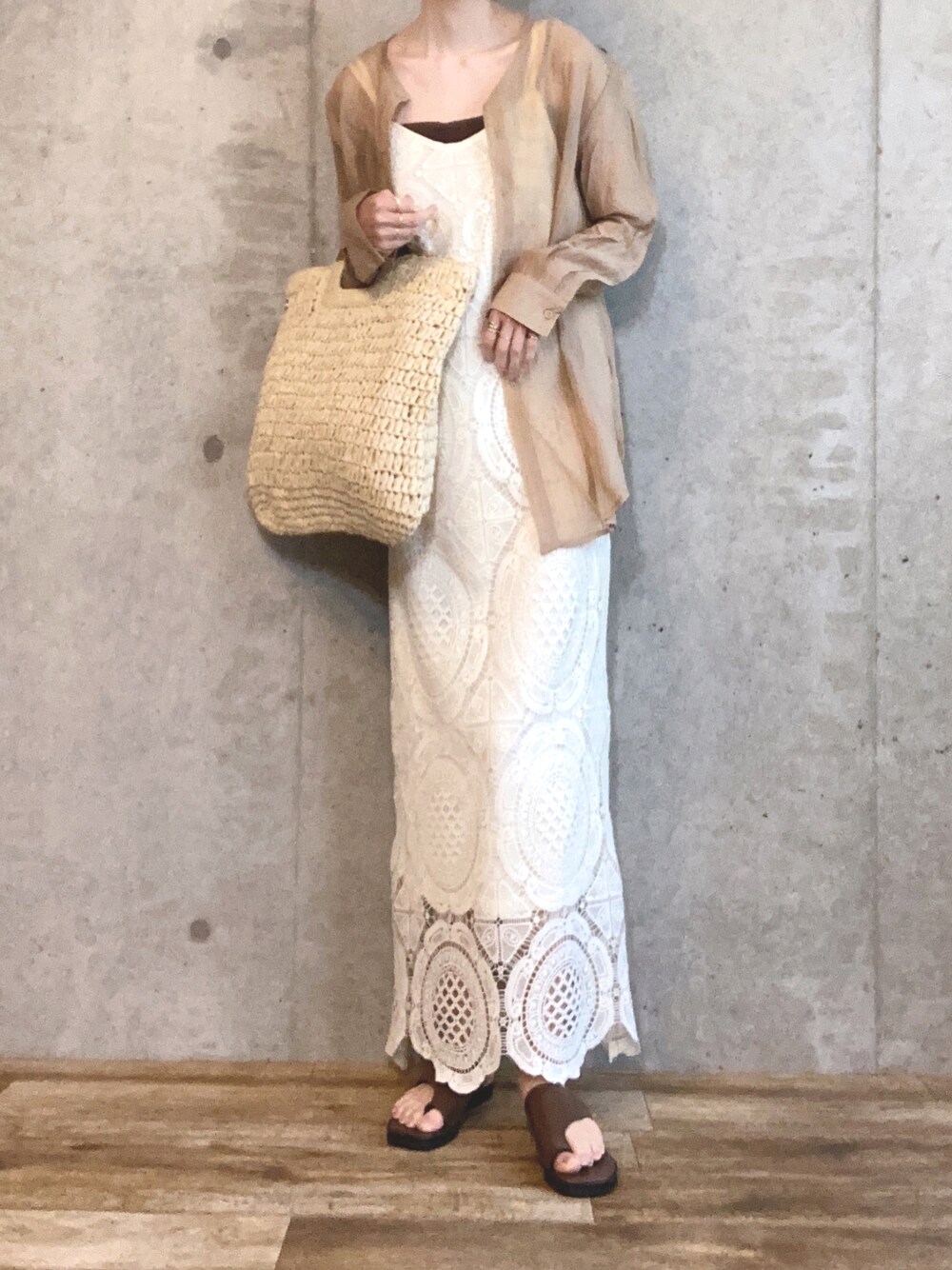 ブラウン系のシャツ/ブラウス、ホワイト系のワンピース、ベージュ系のかごバッグを着用したレディースの春コーディネートの1枚目の写真