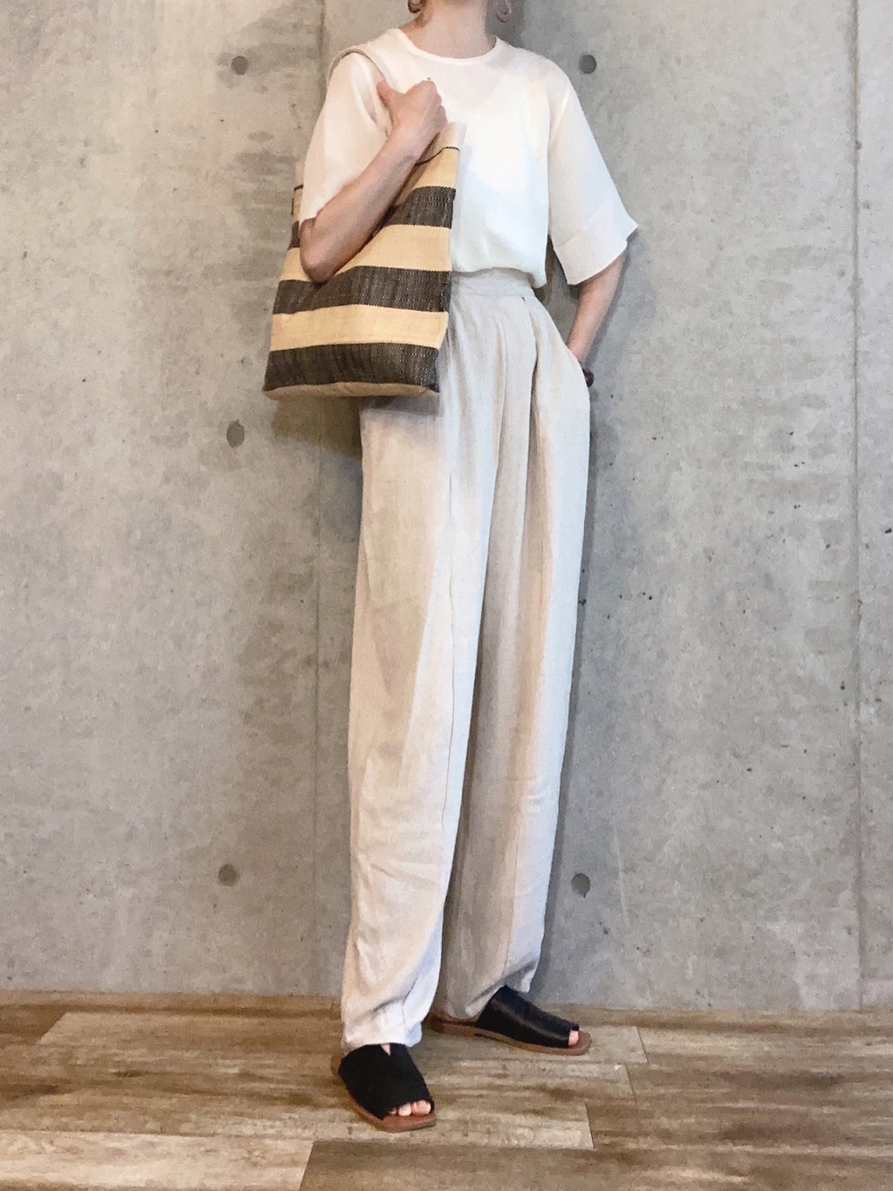 「selectmoca、夏コーデ、ゆったりコーデ、オトナカワイイ、ootd、高身長女子、高身長コーデ、シンプルコーデ、パンツコーデ、体型カバー、ブラウス、サンダル、シンプル、休日スタイル」｜「select MOCAの2023 SS 楊柳シフォンハーフスリーブブラウス（シャツ/ブラウス、ホワイト系）」を使った、エリーさん（レディース・163cm）の夏コーディネートの1枚目の写真