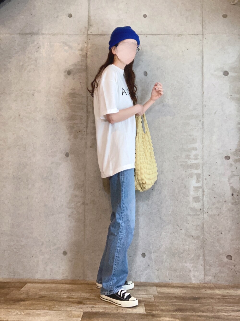 その他のTシャツ/カットソー、ブルー系のデニムパンツ、ブラック系のスニーカーを着用したレディースの春コーディネートの1枚目の写真