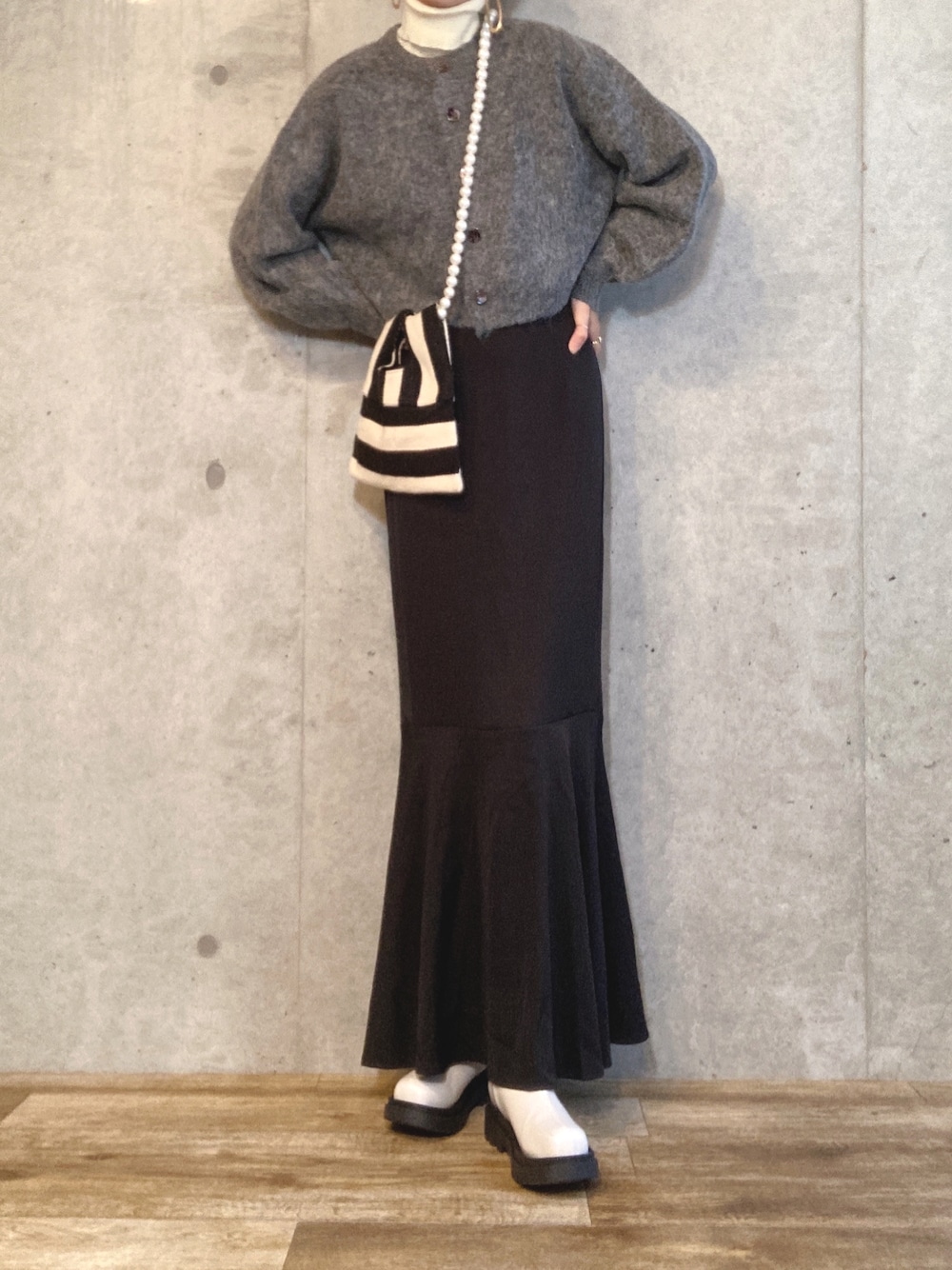 「tiptop、お出かけコーデ、秋冬コーデ、秋服、シンプルスタイル、今日のコーデ、着回しコーデ、秋カラー、ootd、秋服まるっと大公開、レイヤードスタイル、レイヤード、florist、ANGIE VINTAGE、PR」｜「tiptopの【wool】シャギーショート丈カーディガン（カーディガン/ボレロ、グレー系）」を使った、エリーさん（レディース・163cm）の秋コーディネートの1枚目の写真