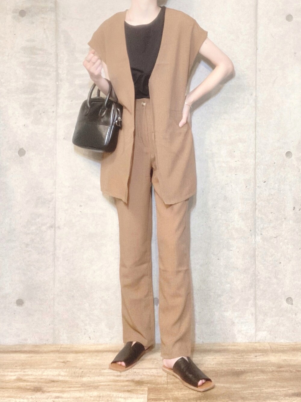 ブラック系のシャツ/ブラウス、ブラック系のショルダーバッグ、ブラック系のサンダルを着用したレディースの夏コーディネートの1枚目の写真