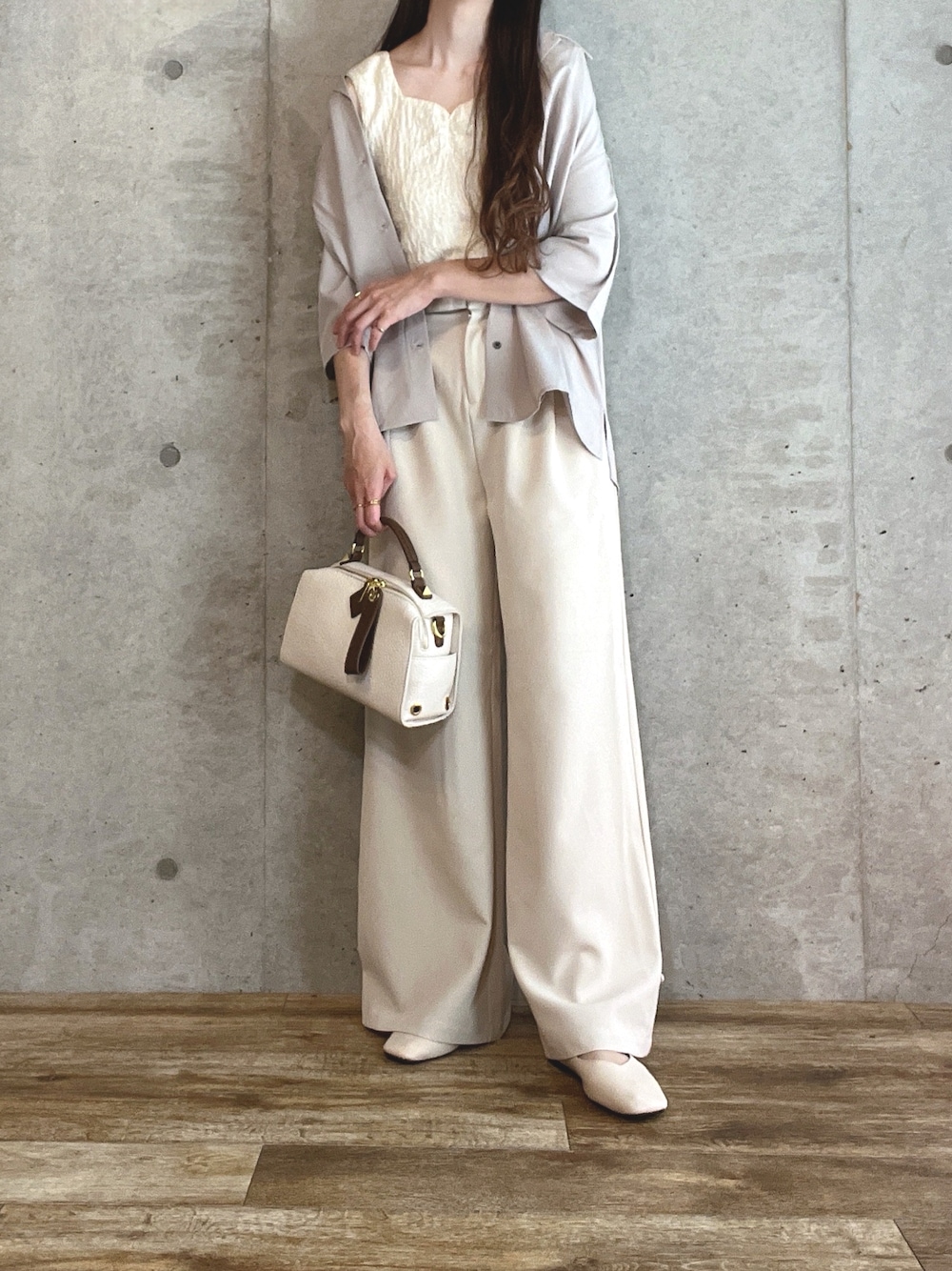 ベージュ系のシャツ/ブラウス、ホワイト系のその他パンツ、ベージュ系のボストンバッグを着用したレディースの春コーディネートの1枚目の写真
