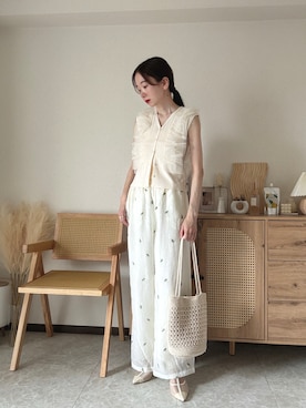 「SENSE OF PLACE by URBAN RESEARCH（センスオブプレイスバイアーバンリサーチ）の『洗濯可』シアーフリルドッキングニットカーディガン（カーディガン/ボレロ、ホワイト系）」を使った、エリーさん（レディース・163cm）の夏コーディネート