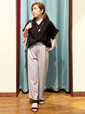 「SHOO・LA・RUE（シューラルー）の【ひんやり/S-LL/洗濯機可】インせず着られる 裾タック スキッパーシャツ（シャツ/ブラウス、ブラック系）」を使った、tisaさん（レディース・154cm）の春コーディネート