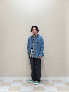 「ITEMS URBANRESEARCH（アイテムズ アーバンリサーチ）のヨウリュウ1-tuckテーパードパンツ（その他パンツ、グレー系）」を使った、ヤマモトさん（メンズ・168cm）の春コーディネート