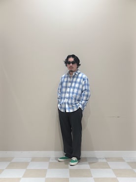 「ITEMS URBANRESEARCH（アイテムズ アーバンリサーチ）のオンブレチェックレギュラーカラーライトシャツ（シャツ/ブラウス、ブルー系）」を使った、ヤマモトさん（メンズ・168cm）の春コーディネート