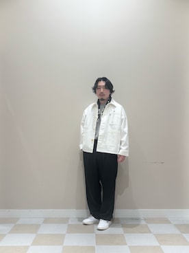 「URBAN RESEARCH DOORS（アーバンリサーチドアーズ）の『UR TECH』完声2タックワイドトラウザー（その他パンツ、ブラック系）」を使った、ヤマモトさん（メンズ・168cm）の春コーディネート