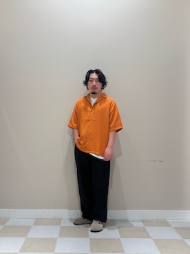 「ITEMS URBANRESEARCH（アイテムズ アーバンリサーチ）のウェビングベルト ツイルストレートパンツ（その他パンツ、ブラック系）」を使った、ヤマモトさん（メンズ・168cm）の春コーディネート