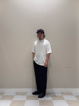 「ITEMS URBANRESEARCH（アイテムズ アーバンリサーチ）のサイドポケットキリカエクルーネックTシャツ（Tシャツ/カットソー、ホワイト系）」を使った、ヤマモトさん（メンズ・168cm）の春コーディネート
