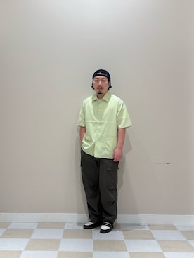 「ITEMS URBANRESEARCH（アイテムズ アーバンリサーチ）の高機能 ウエストイージーポリカーゴパンツ（その他パンツ、グリーン系）」を使った、ヤマモトさん（メンズ・168cm）の春コーディネート