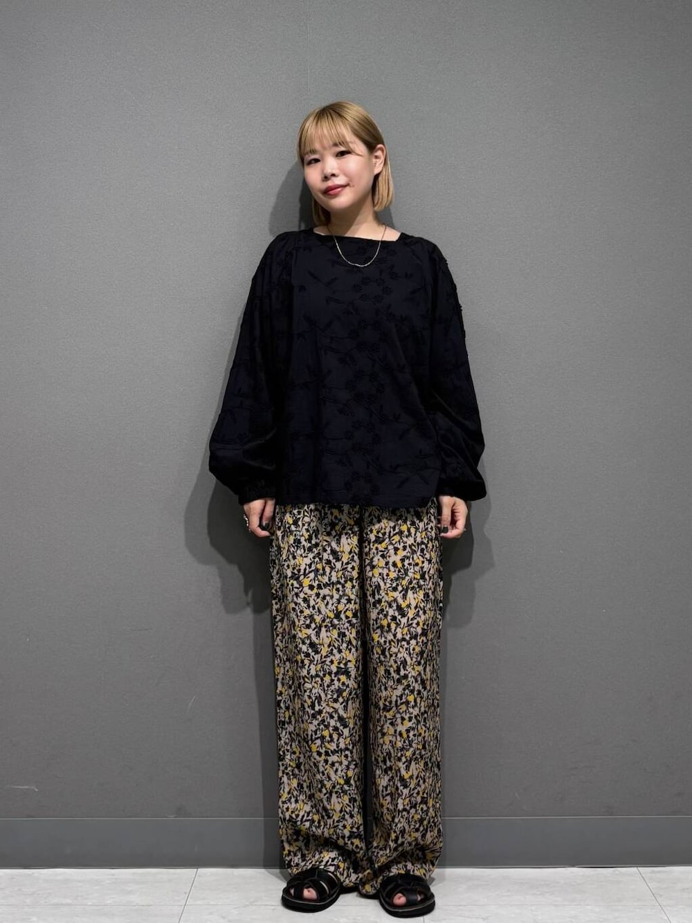 「ママコーデ、ブラウス、フラワープリント、アーバンリサーチドアーズ、doors、低身長コーデ、刺繍ブラウス、30代、柄物、ブルベ夏、骨格ストレート、プリントイージーパンツ、冷感接触、骨スト×低身長、洒落見えイージーパンツ×サンダル」｜「SMELLYのSMELLY so’　cable chain  necklace（ネックレス、シルバー系）」を使った、louisさん（レディース・153cm）の夏コーディネートの1枚目の写真
