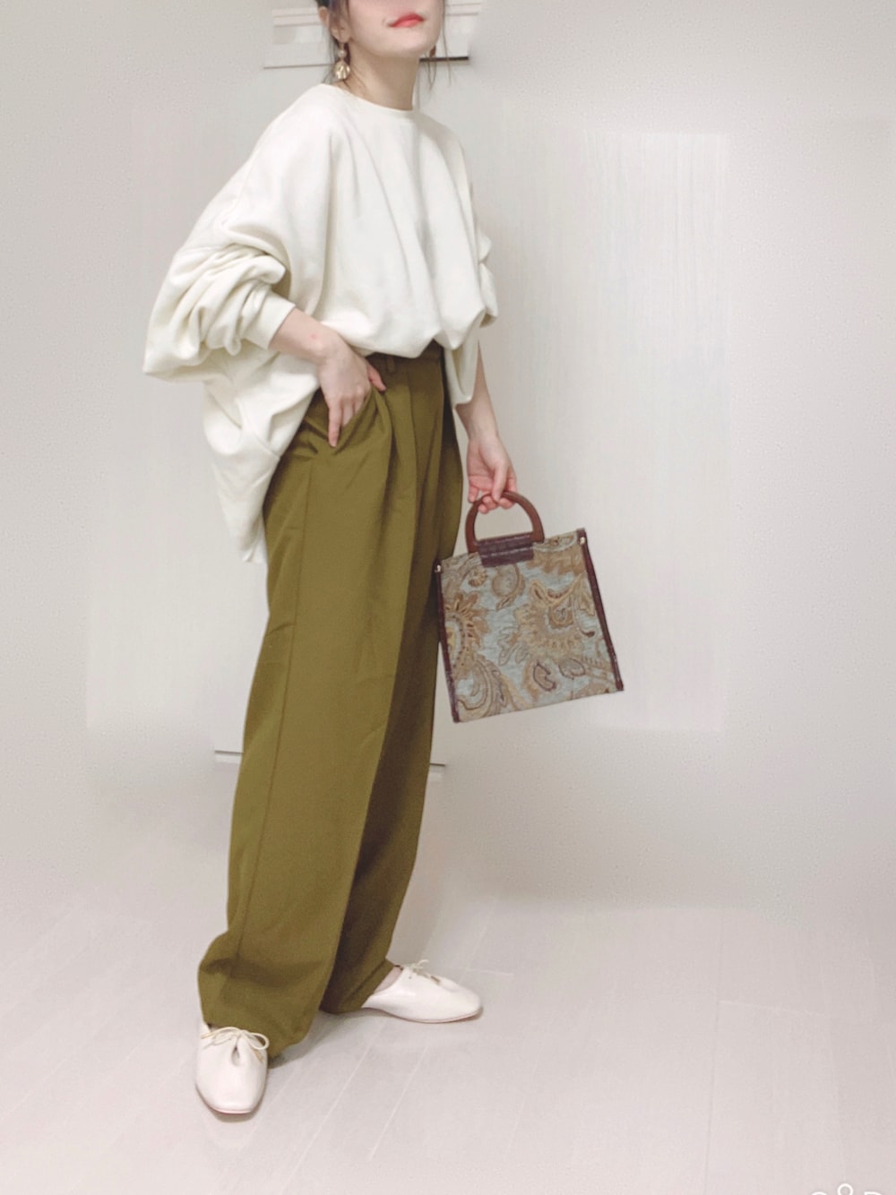 「スウェット、ハンドバッグ、ゴブラン、オーバーサイズ、大人カジュアル、タックイン、タックパンツ、w closet、PR、ハンドメイドピアス、menue、welleg、ウェレッグ」｜「menueの2wayスクエアトゥレースアップシューズ（ドレスシューズ、ホワイト系）」を使った、Ⓜ︎さん（レディース・152cm）の秋コーディネートの1枚目の写真