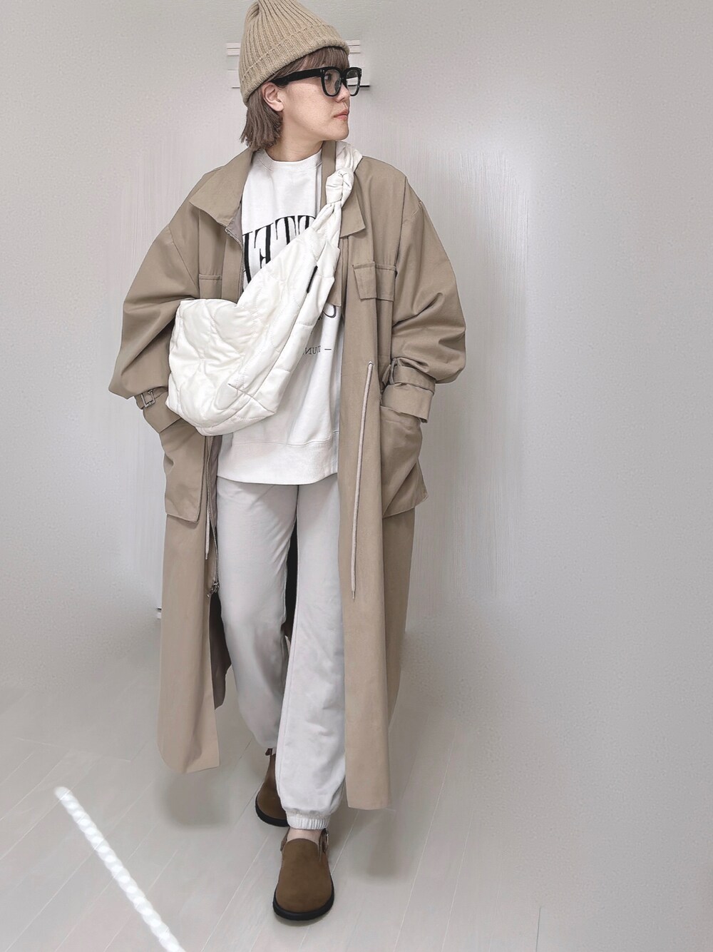 「dholic、トレンチコート、ニット帽、ロゴスウェット、スウェットパンツ、スウェード、サンダル、ショルダーバッグ、春服デビュー宣言、大人カジュアル」｜「DHOLICのベルト付ジップアップジャケット（その他アウター、ベージュ系）」を使った、Ⓜ︎さん（レディース・152cm）の春コーディネートの1枚目の写真