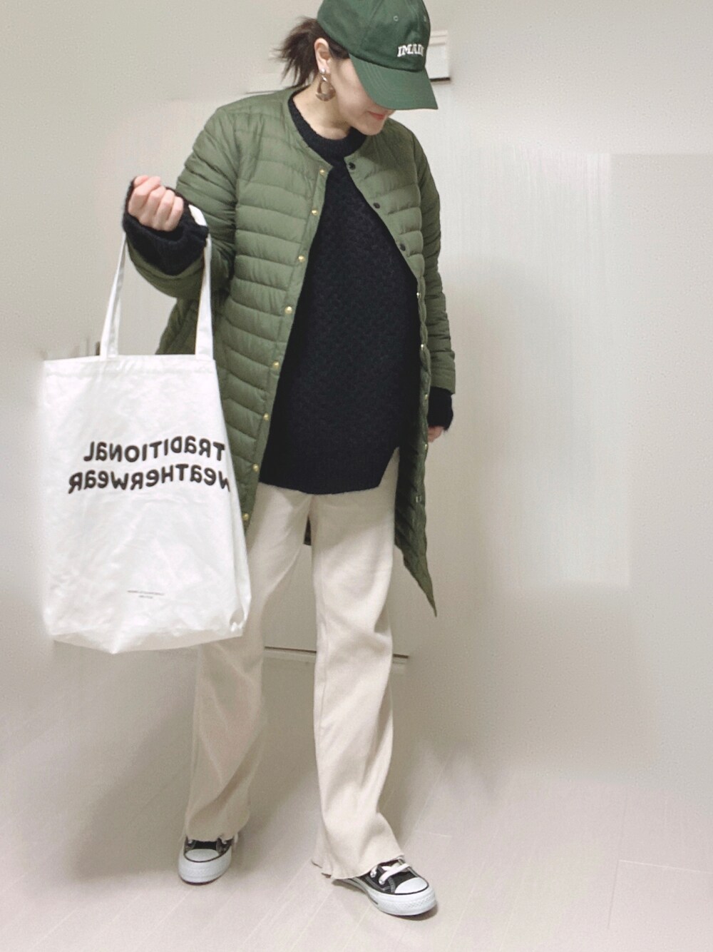 「Traditional Weatherwear、トラディショナルウェザーウェア、TWW、ロングダウン、トートバッグ、キャップ、プリーツパンツ、w closet、オーバーサイズ、ケーブルニット、コンバース、大人カジュアル、PR」｜「Traditional WeatherwearのARKLEY LONG DOWN PACKABLE/アークリー ロングダウン パッカブル（ダウンジャケット/コート、グリーン系）」を使った、Ⓜ︎さん（レディース・152cm）の冬コーディネートの1枚目の写真