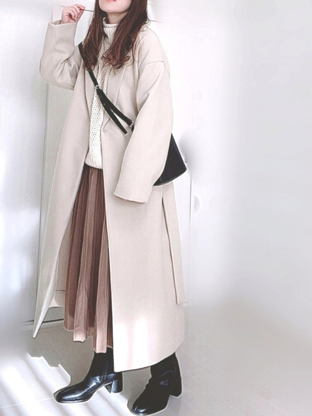 「チェスターコート、ショルダーバッグ、プリーツスカート、ストレッチブーツ、オトナ女子、Fabby fabby、crie conforto」｜「crie confortoのサイドスリットチェスターコート（チェスターコート、ベージュ系）」を使った、Ⓜ︎さん（レディース・152cm）の秋コーディネートの1枚目の写真