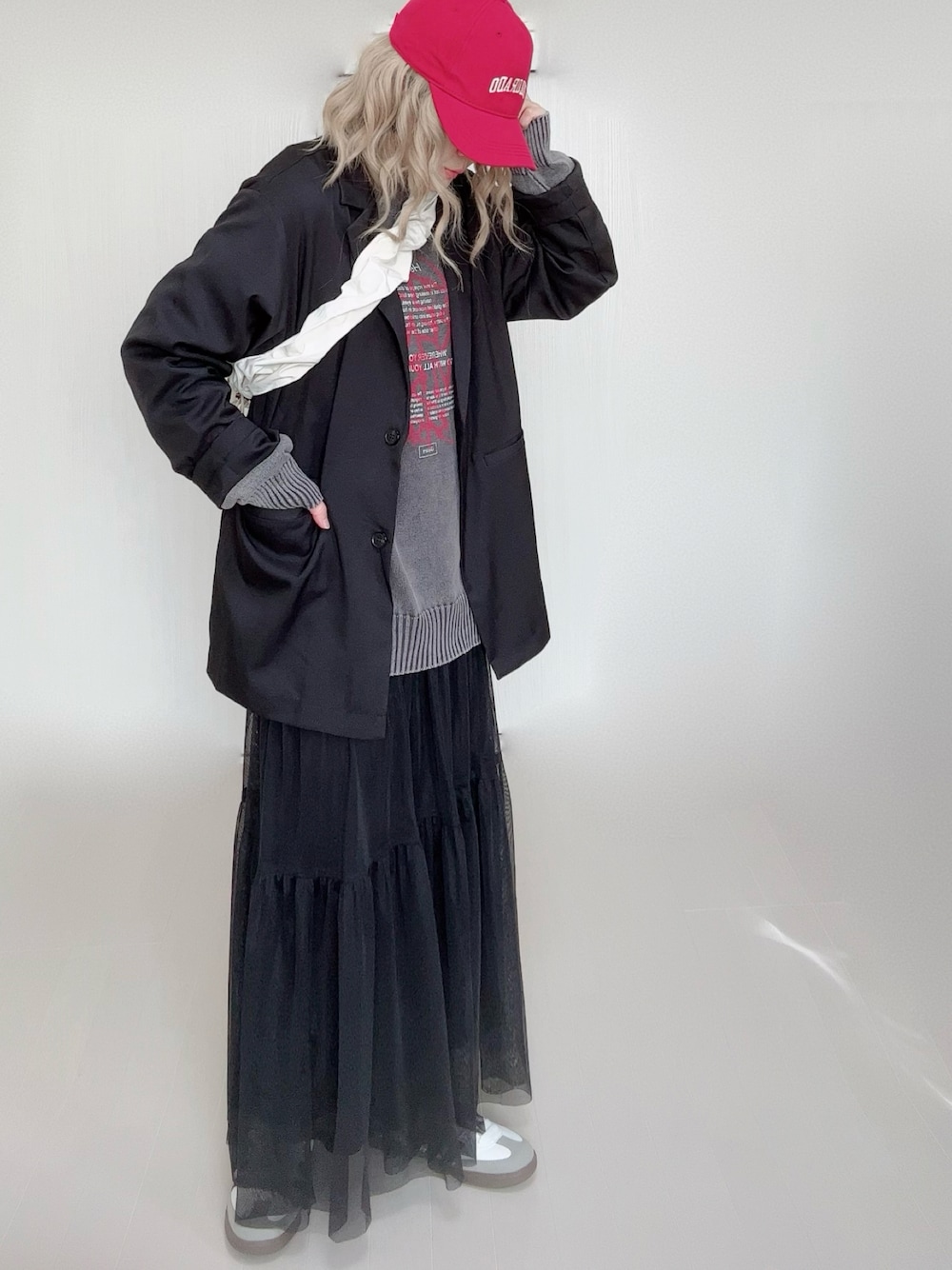 ブラック系のニット/セーター、ブラック系のテーラードジャケット、ブラック系のスカートを着用したレディースの冬コーディネートの1枚目の写真