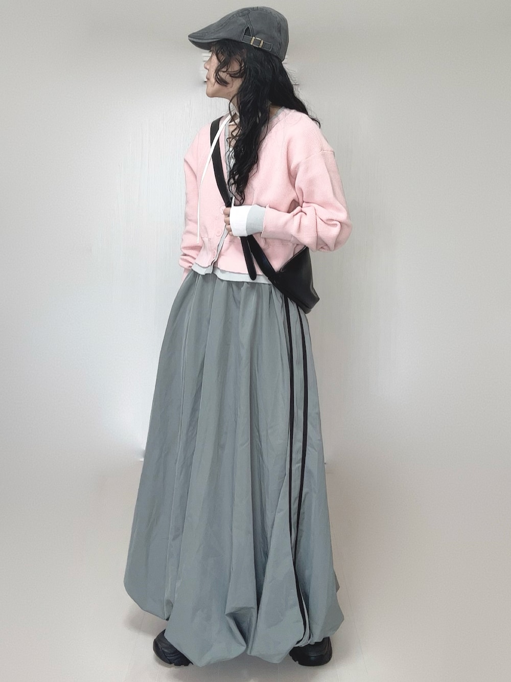 ピンク系のカーディガン/ボレロ、ホワイト系のTシャツ/カットソー、ブラック系のスニーカーを着用したレディースの春コーディネートの1枚目の写真