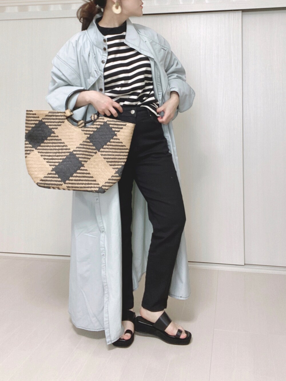 「春服みてみて、HANNE、hanne_ootd、アン、ロングシャツコート、Lee、leejapan、ジェギンス、welleg、ウェレッグ、スクエアトゥ、トングサンダル、RODE SKO、ロデスコ、PR」｜「HANNEのﾛﾝｸﾞｼｬﾂｱｳﾀｰ（ノーカラーコート、グレー系）」を使った、Ⓜ︎さん（レディース・152cm）の春コーディネートの1枚目の写真
