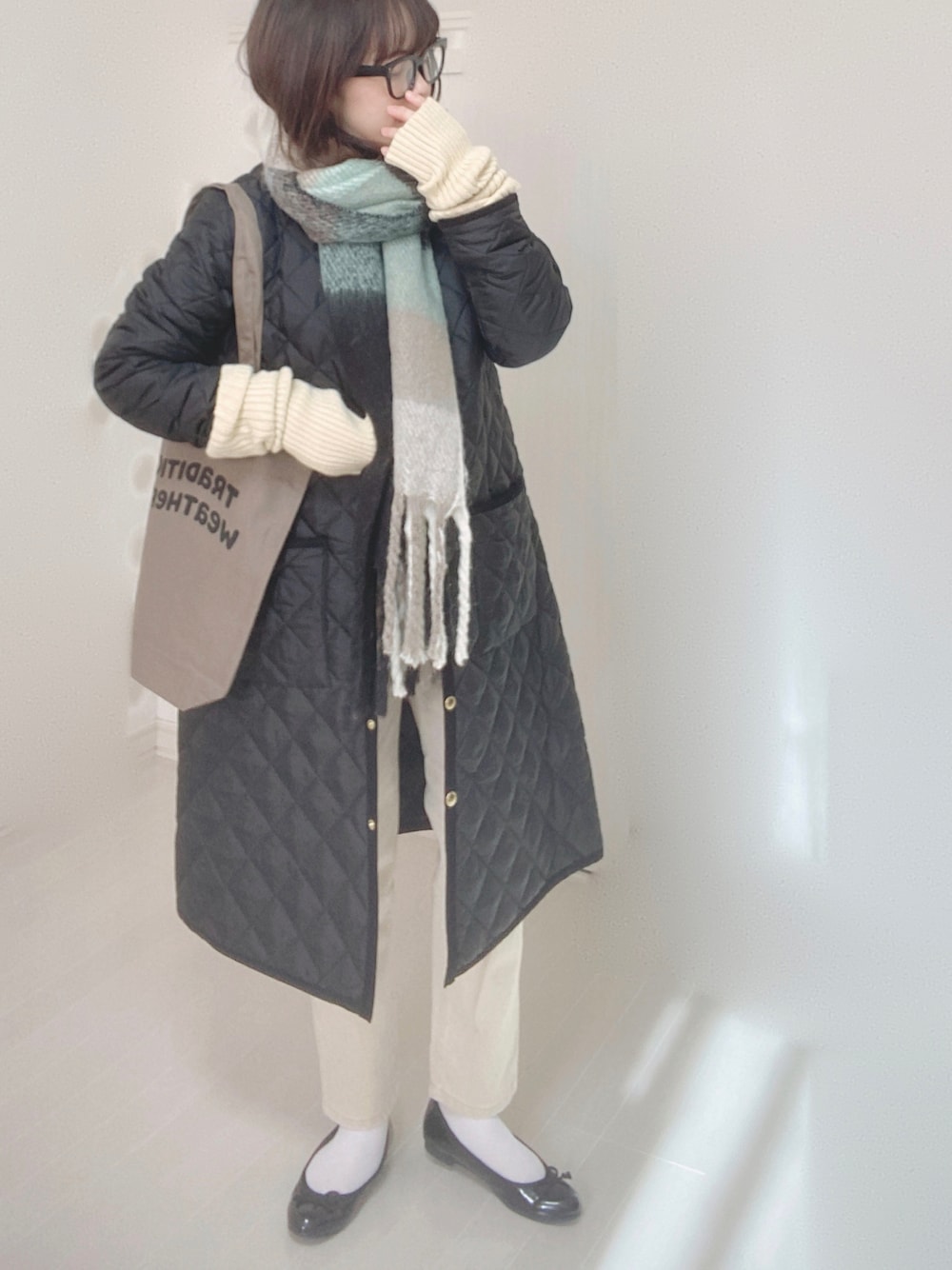 ベージュ系のその他パンツ、ブラック系のバレエシューズ、ブラック系のその他アウターを着用したレディースの冬コーディネートの1枚目の写真