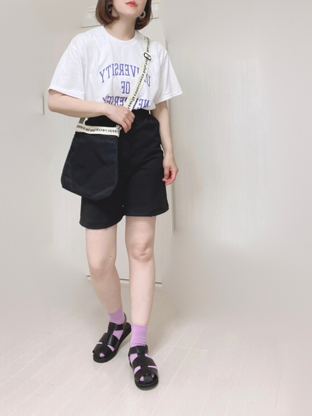 ブラック系のその他パンツ、ホワイト系のTシャツ/カットソー、ブラック系のショルダーバッグを着用したレディースの夏コーディネートの1枚目の写真
