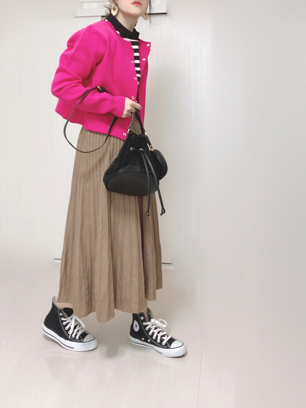 ホワイト系のTシャツ/カットソー、ピンク系のカーディガン/ボレロ、ブラック系のショルダーバッグを着用したレディースの春コーディネートの1枚目の写真