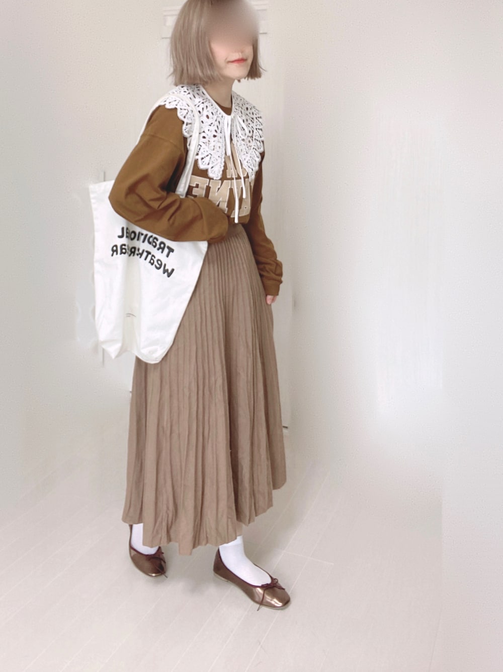 ブラウン系のバレエシューズ、ブラウン系のTシャツ/カットソー、ホワイト系のトートバッグを着用したレディースの秋コーディネートの1枚目の写真