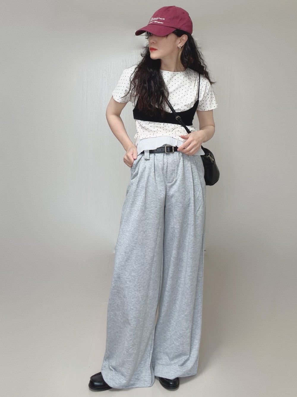 ホワイト系のTシャツ/カットソー、グレー系のスウェットパンツ、ブラック系のその他トップスを着用したレディースの夏コーディネートの1枚目の写真