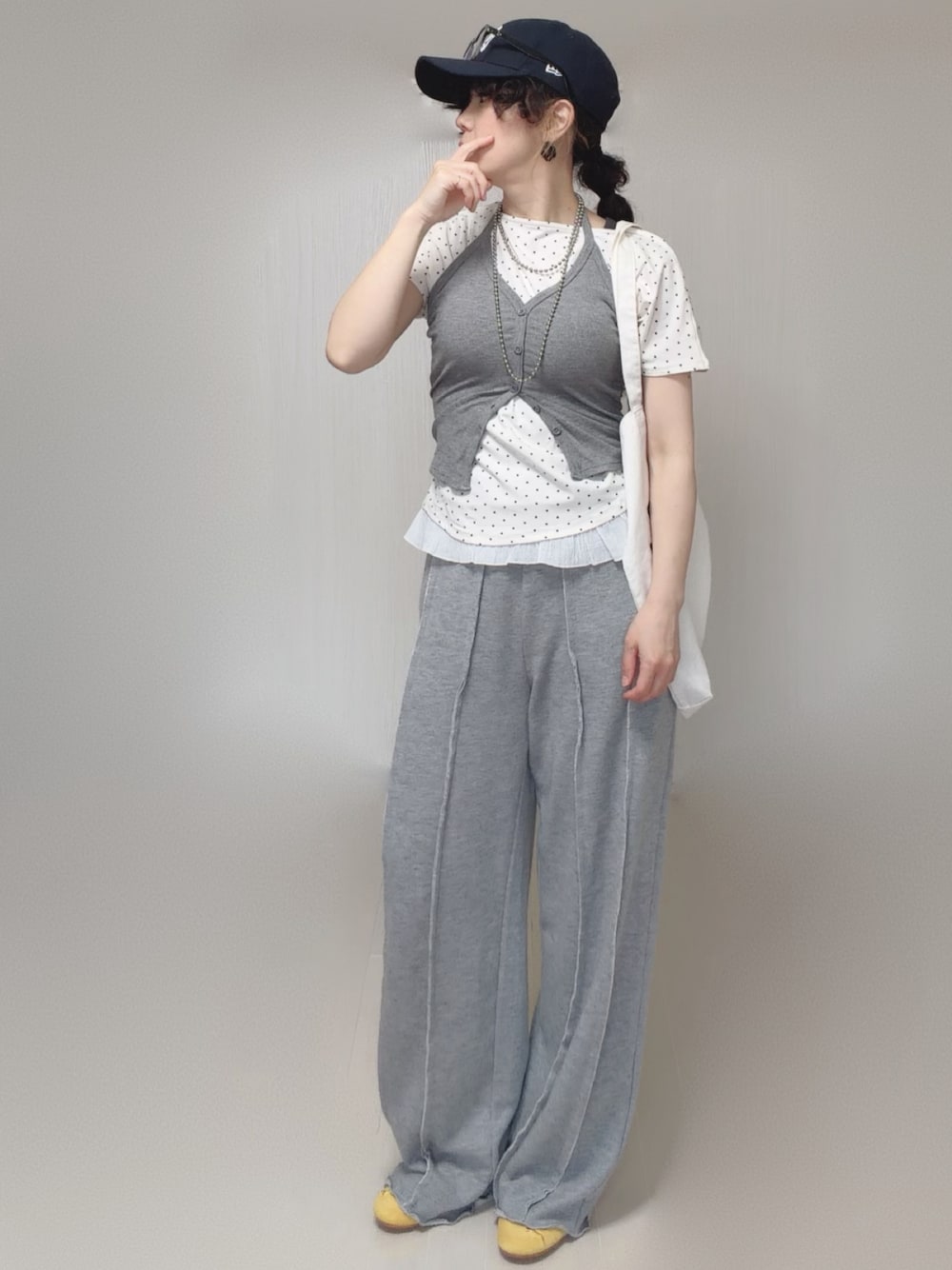グレー系のスウェットパンツ、ホワイト系のTシャツ/カットソー、イエロー系のスニーカーを着用したレディースの夏コーディネートの1枚目の写真