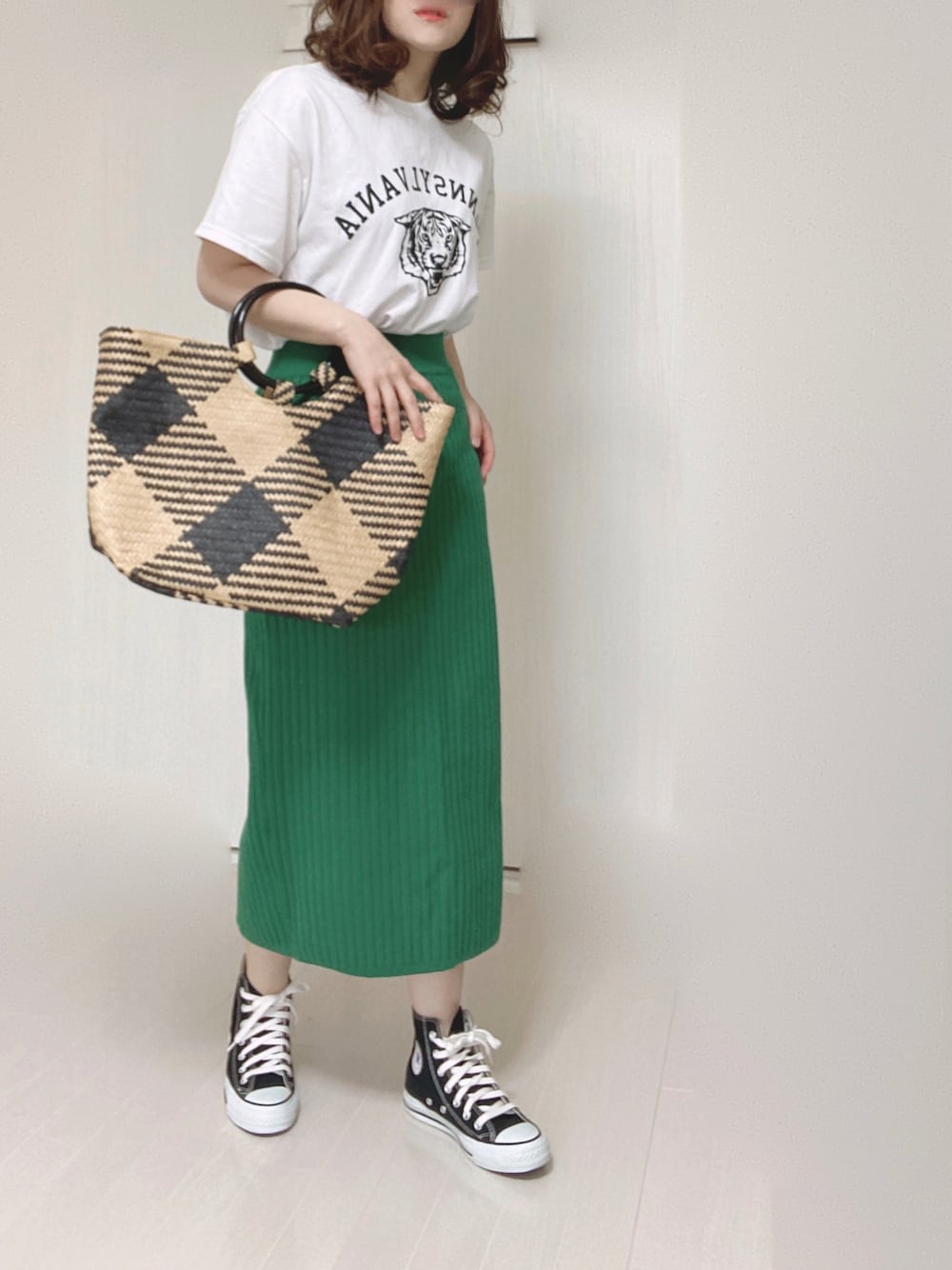 「ANGIE VINTAGE、Angie、カレッジロゴ、タイトスカート、かごバッグ、RODE SKO、ロデスコ、コンバース、大人カジュアル、春カラー」｜「ANGIEのGILDANカレッジロゴオーバーサイズTシャツ（半袖）（Tシャツ/カットソー、ホワイト系）」を使った、Ⓜ︎さん（レディース・152cm）の春コーディネートの1枚目の写真