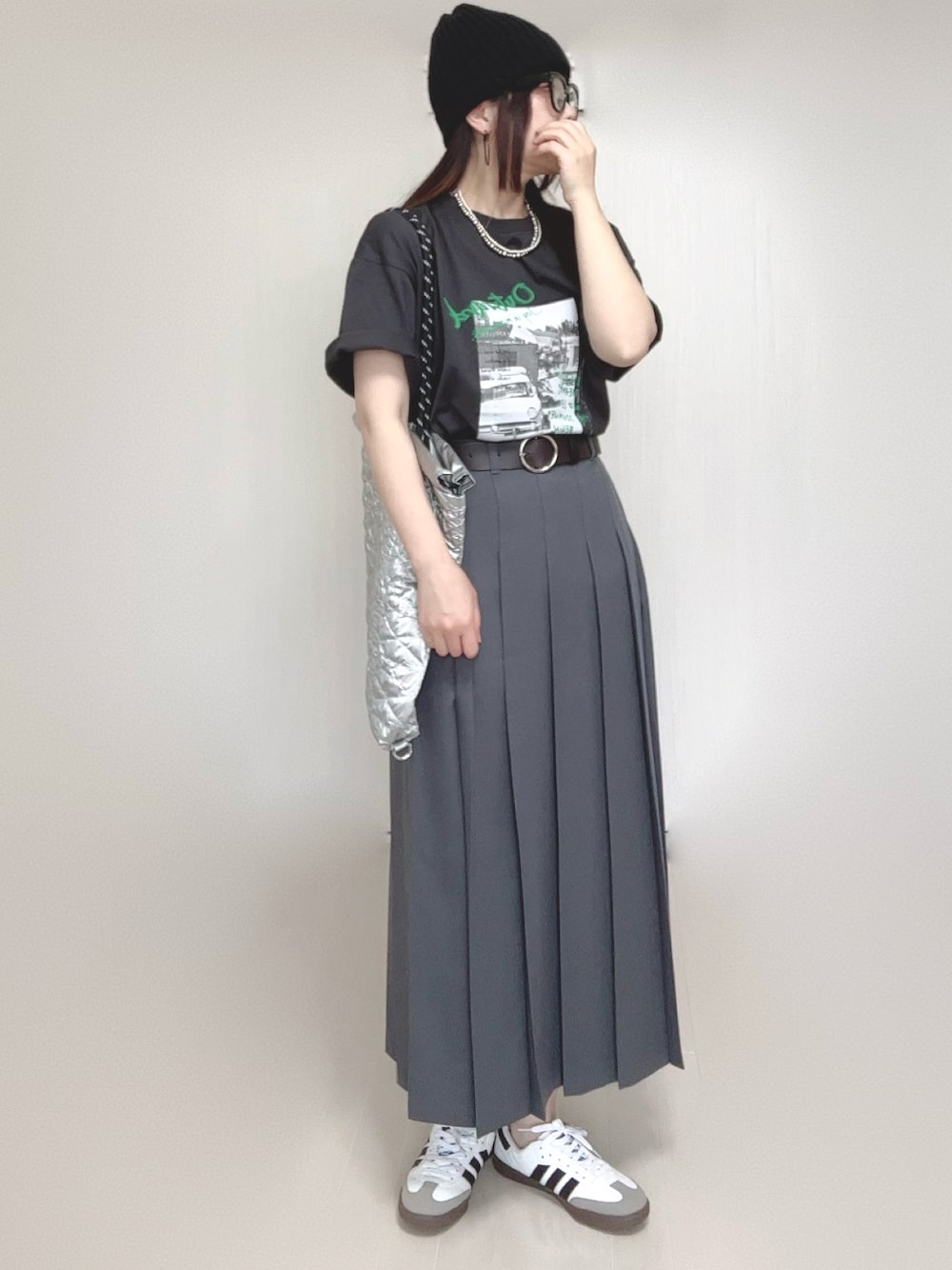 「PR、tiptop、tipコーデ、tiptop_pocket、フォトT、プリーツスカート、ウエストマーク、トートバッグ、ニット帽、adidas、メガネ女子、低身長」｜「tiptopのアソートフォトロゴBIGTシャツ（Tシャツ/カットソー、グレー系）」を使った、Ⓜ︎さん（骨格ウェーブ・レディース・152cm）の夏コーディネートの1枚目の写真