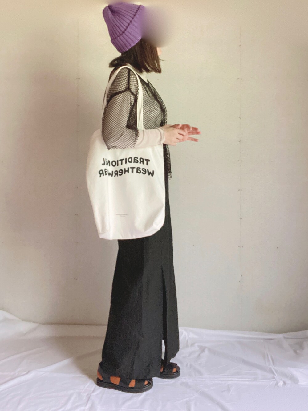 ブラック系のスカート、グレー系のTシャツ/カットソー、ホワイト系のトートバッグを着用したレディースの夏コーディネートの1枚目の写真