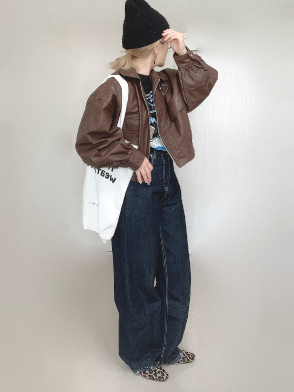 ブラウン系のブルゾン、ブラック系のTシャツ/カットソー、ホワイト系のトートバッグを着用したレディースの秋コーディネートの1枚目の写真