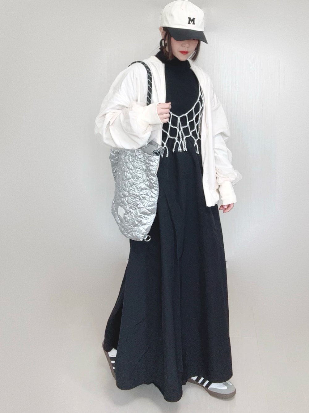 「PR、tiptop、tiptop_pocket、tipコーデ、チュール、ブルゾン、レイヤードスタイル、トートバッグ、キャップ、ワンピース、きれいめカジュアル、モノトーン、低身長、春めき満開コーデ」｜「tiptopのチュールレイヤードBIGブルゾン（ブルゾン、ホワイト系）」を使った、Ⓜ︎さん（レディース・152cm）の春コーディネートの1枚目の写真