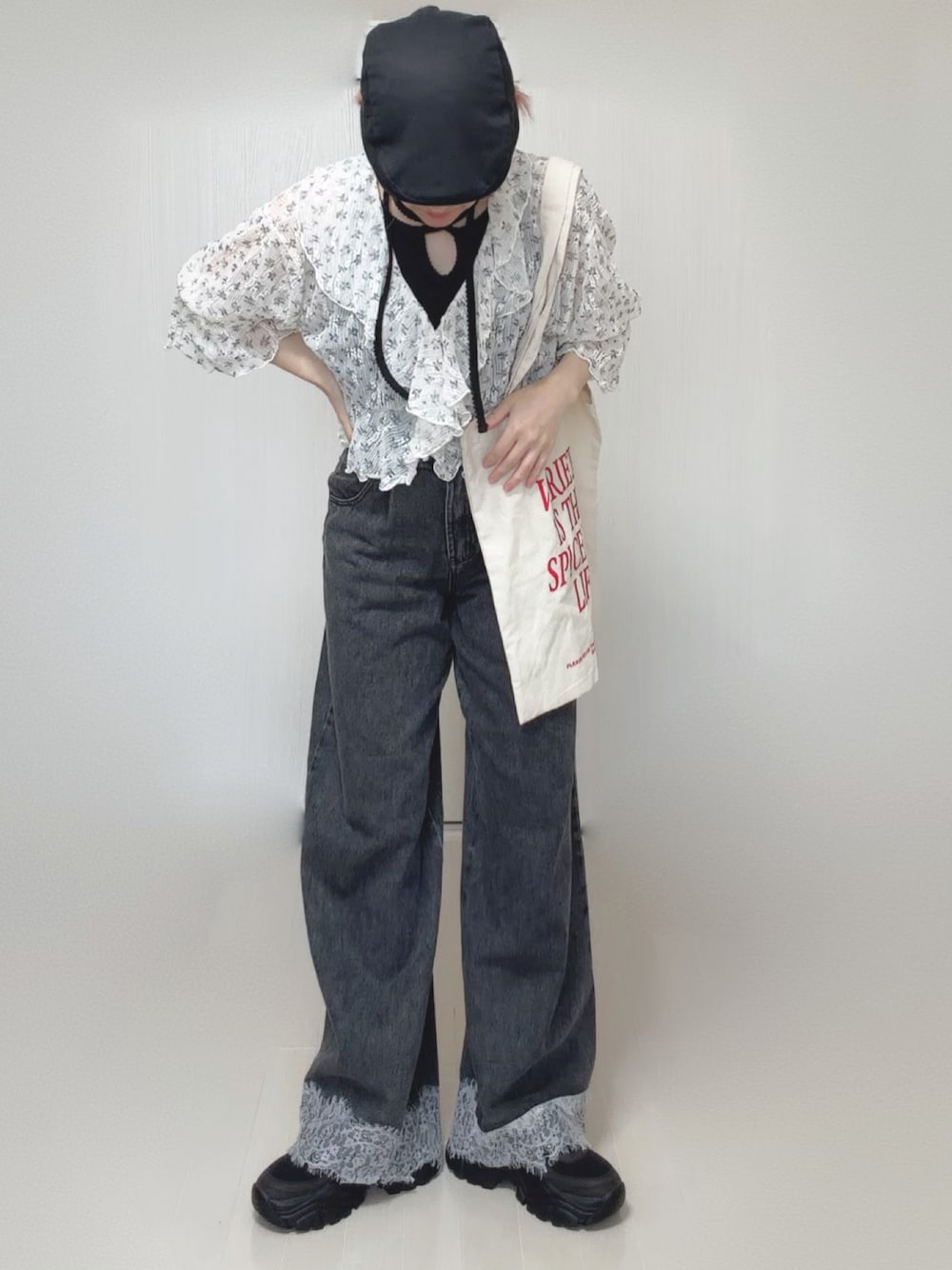 ホワイト系のカーディガン/ボレロ、ブラック系のタンクトップ、ブラック系のデニムパンツを着用したレディースの夏コーディネートの1枚目の写真