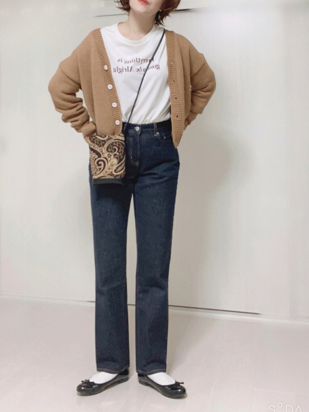 「ロゴT、mysty woman、ショルダーバッグ、ニットカーディガン、ジャガード、大人カジュアル、バレエシューズ×ソックス、zozoデニム」｜「mysty womanのアソートロゴロンT 936659（Tシャツ/カットソー、ホワイト系）」を使った、Ⓜ︎さん（レディース・152cm）の秋コーディネートの1枚目の写真