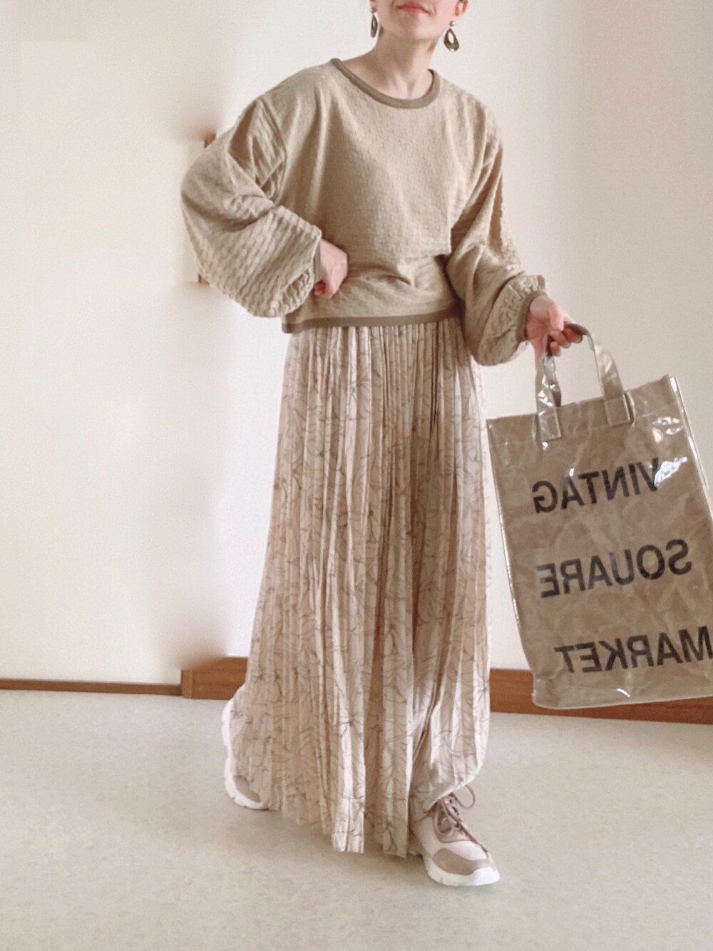 「RODE SKO、ロデスコ、URBAN RESEARCH、Chillfar、ボリュームスリーブ、花柄スカート、w closet、ダッドスニーカー、トートバッグ、春コーデ、PR、ワントーンコーデ」｜「RODE SKOのスエード調ダッドスニーカー（スニーカー、ピンク系）」を使った、Ⓜ︎さん（レディース・152cm）の春コーディネートの1枚目の写真
