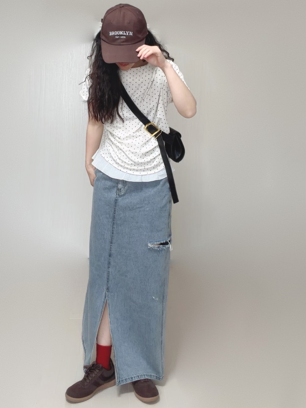 ホワイト系のTシャツ/カットソーを着用したレディースの夏コーディネートの1枚目の写真