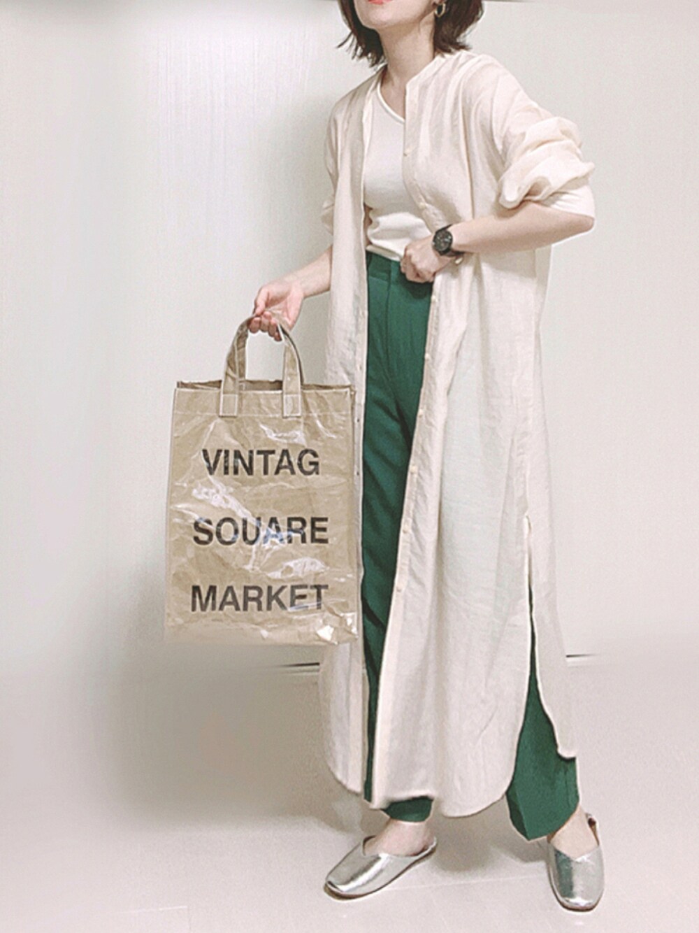 シルバー系のパンプス、ホワイト系のワンピース、グリーン系のスラックスを着用したレディースの夏コーディネートの1枚目の写真