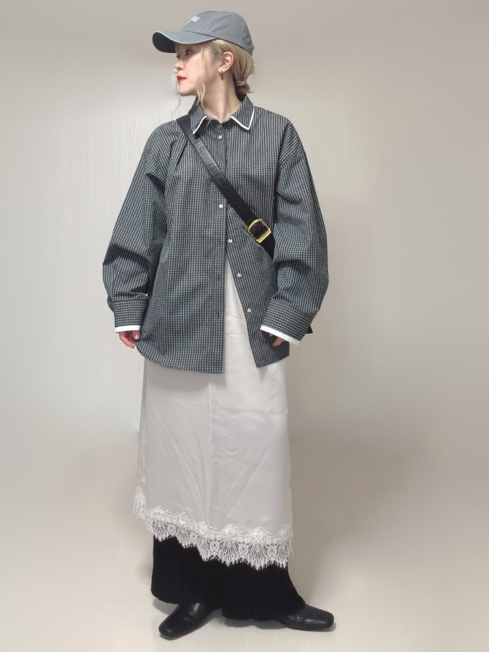 ブラック系のスリッポン、ホワイト系のスカート、ブラック系のその他パンツを着用したレディースの夏コーディネートの1枚目の写真