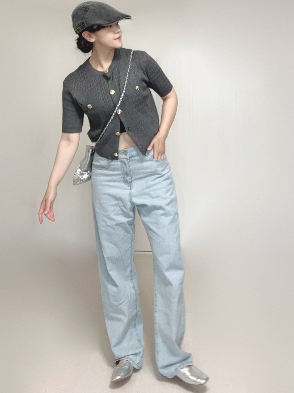 グレー系のカーディガン/ボレロ、シルバー系のパンプス、ブルー系のデニムパンツを着用したレディースの夏コーディネートの1枚目の写真