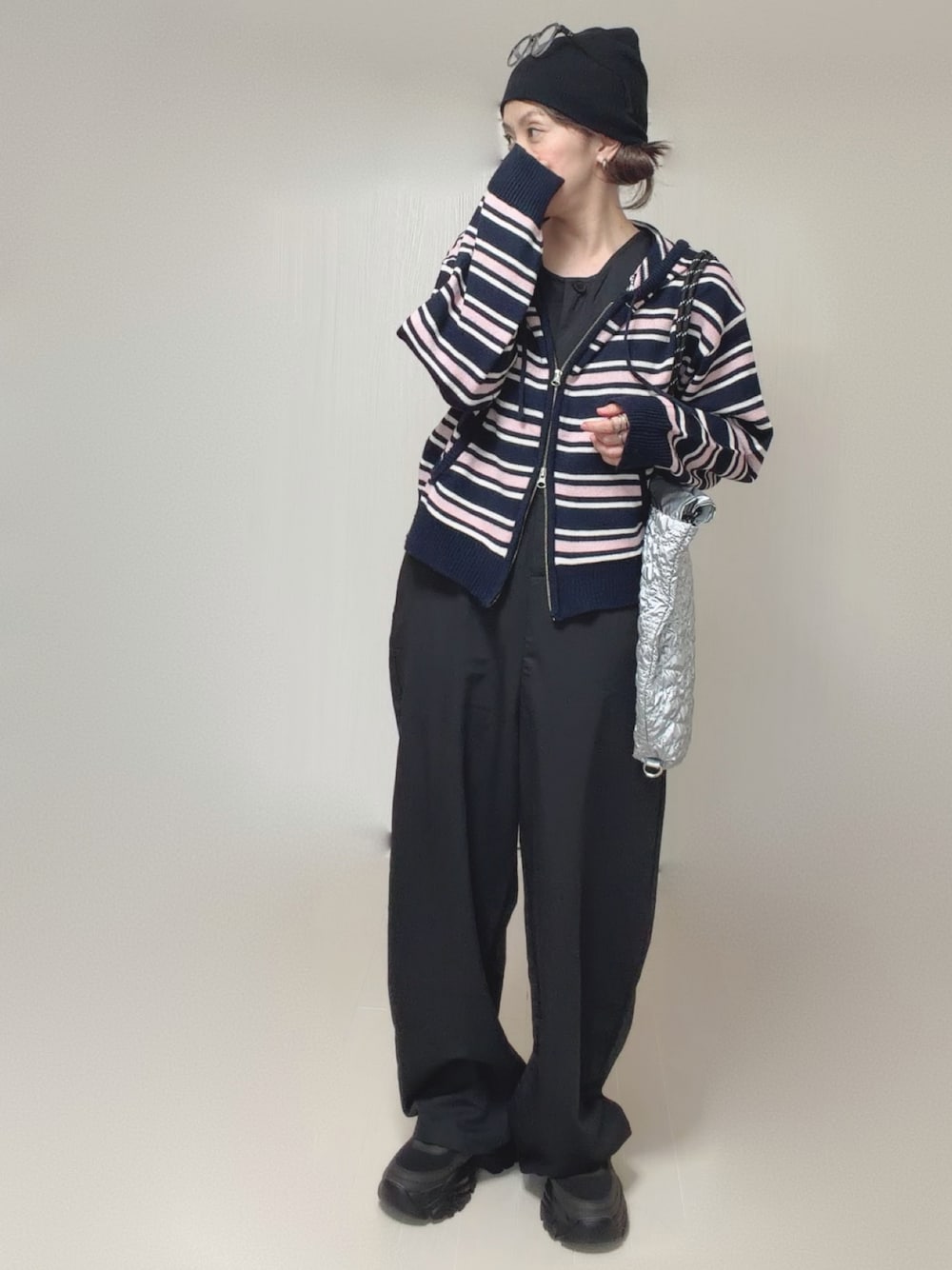 ブルー系のパーカー、シルバー系のトートバッグ、ブラック系のつなぎ/オールインワンを着用したレディースの秋コーディネートの1枚目の写真