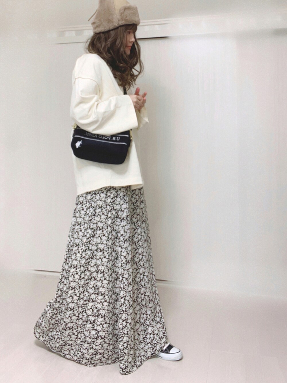 「コンバース、コーデュロイ、mysty woman、ショルダーバッグ、花柄スカート、フライトキャップ、PR、バックスリット、lineastoria、U.S.POLO ASSN.、sakishimatokyo、だから秋服が好き」｜「U.S. POLO ASSN.の【U.S. POLO ASSN.】 ユーエスポロアッスン コーデュロイ　クロスボディショルダーバッグM　US2594（ショルダーバッグ、ブラック系）」を使った、Ⓜ︎さん（レディース・152cm）の秋コーディネートの1枚目の写真